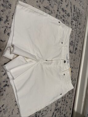 Universal Thread White Denim Frayed Hem Shorts. Size 10. 4 inch inseam